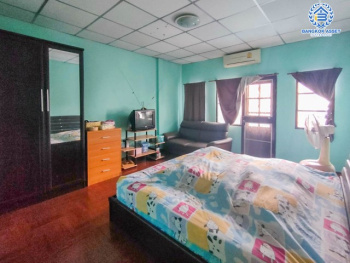 *****ทาวน์เฮ้าส์มือสองย่านนนทบุรี ม.วงศ์ชัยนคร รัตนาธิเบศร์ เนื้อที่ 18 ตร.ว. ฟังก์ชัน 2 ห้องนอน 2 ห้องน้ำ 1 ที่จอดรถ บนทำเลเยี่ยม ติดถนนรัตนาธิเบศร์ เพียง 700 เมตรก็ถึงรถไฟฟ้าสายสีม่วง "สถานีบางรักใหญ่" ใกล้ทางด่วน "งามวงศ์วาน" ห้ามพลาด!